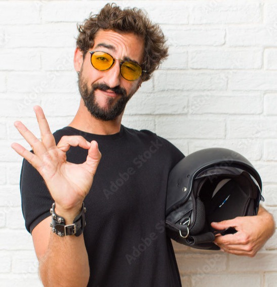 Un motard heureux, avec un casque sous le bras